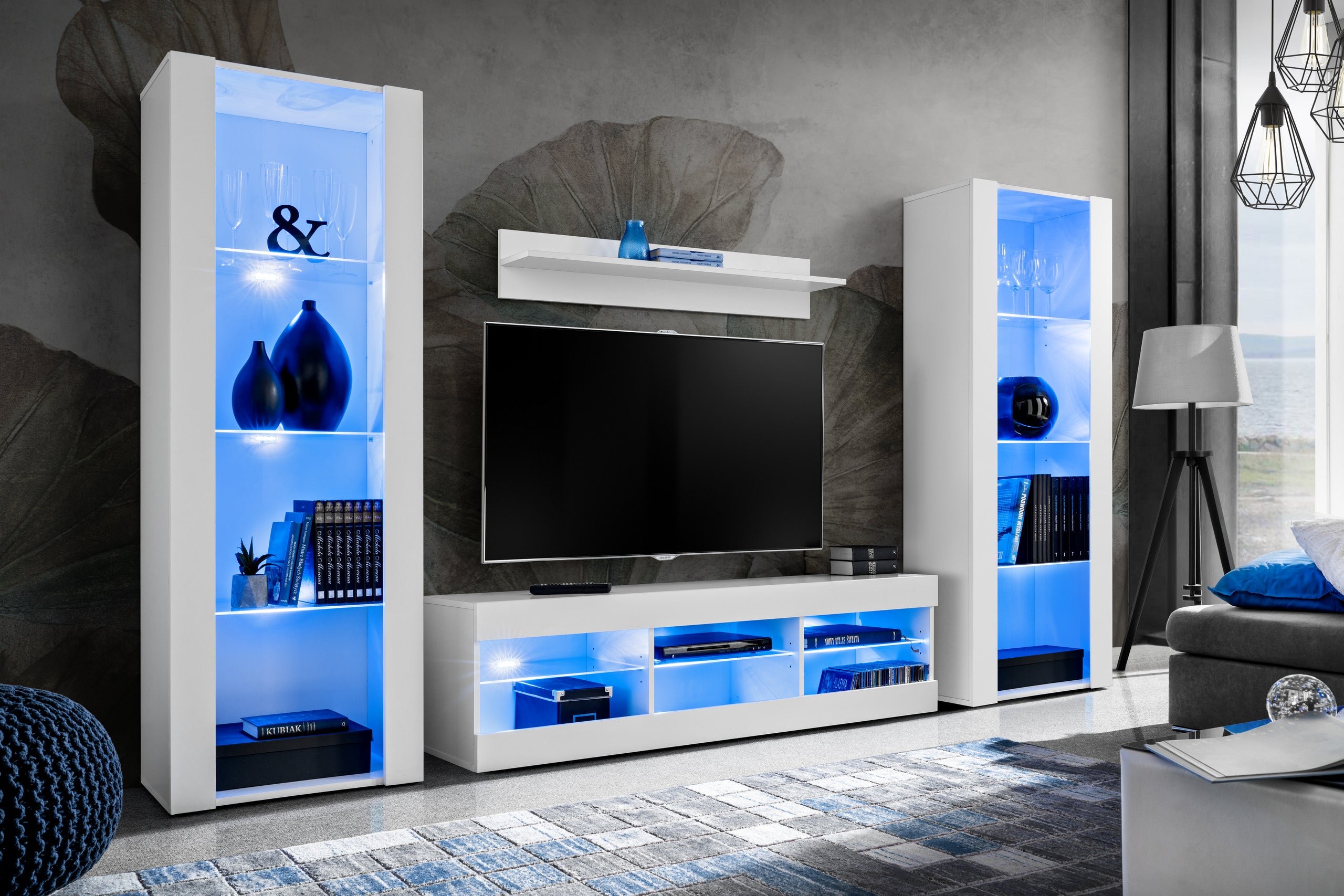 Set di mobili porta TV Tivoli Grande, Komodee, Bianco, LED Blu, Larghezza 250 cm x Altezza 159 cm x Profondità 35 cm, Per soggiorno, Camera da letto