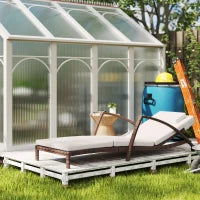 Lettino da sole, chaise longue in resina intrecciata con schienale regolabile, ruote, cuscino e braccioli, marrone e beige