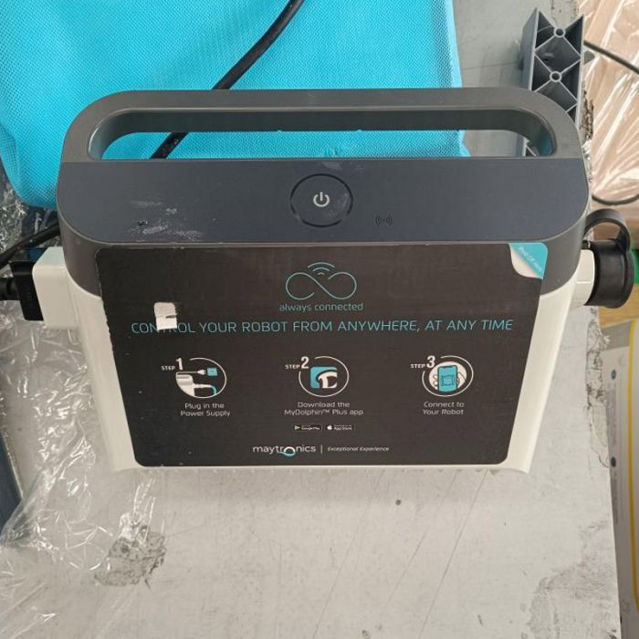 Robot piscina Dolphin OASIS 60 con trasformatore digitale IoT Wi-Fi e carrello by Maytronics - Usato KM0