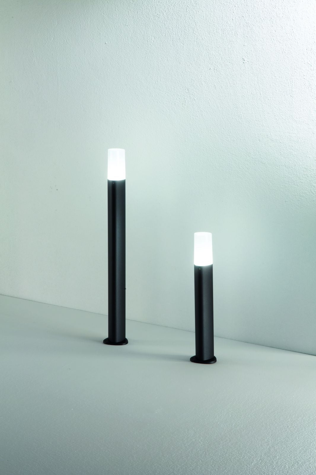 PALETTO POU-83 COLORE NERO  H.80CM 1 LUCE ATTACCO E27 IP44