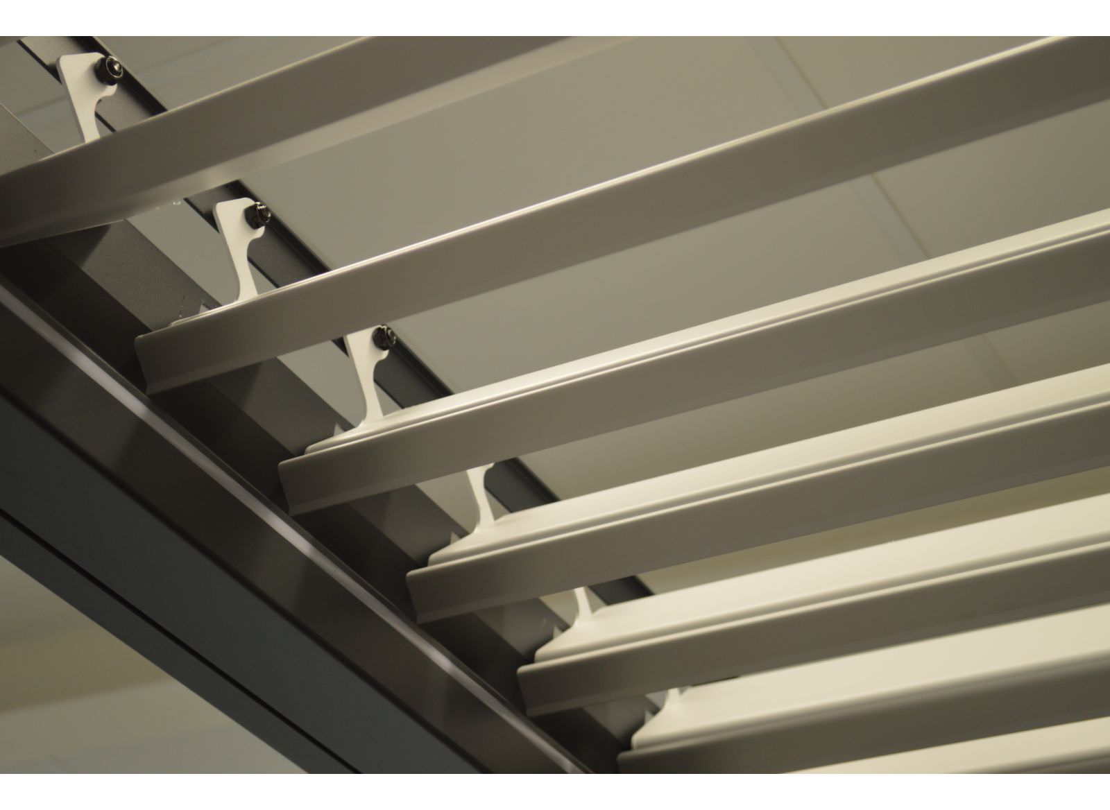 SINED Pergola Motorizzata Autoportante 3x4 in Alluminio Nero e Bianco con Lamelle Regolabili da 0 a 100gradi Sensori Solari Integrati - Modello PERGOLA-DORA-3x4