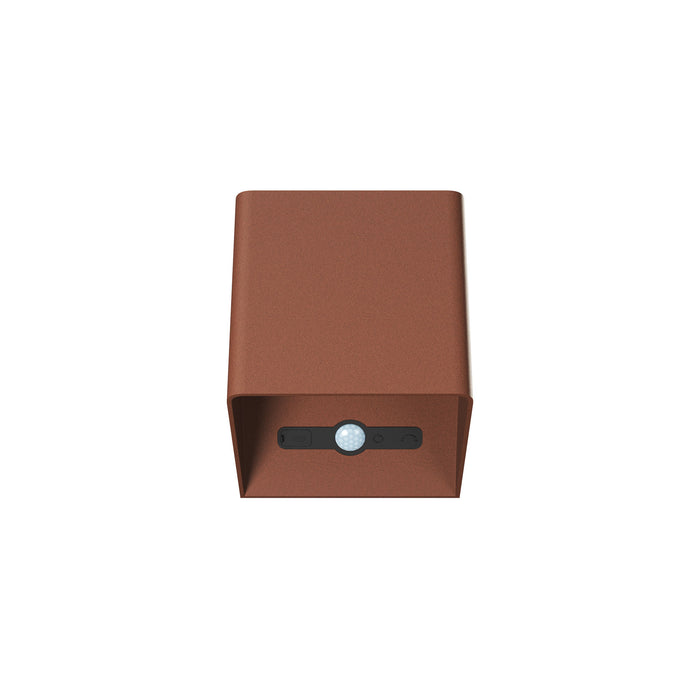 Beneito Faure Applique Led a Batteria con Sensore di Movimento Lek Sensor - 6W, 3000K, Ricarica USB-C, IP54 - Plafoniera da parete Corten