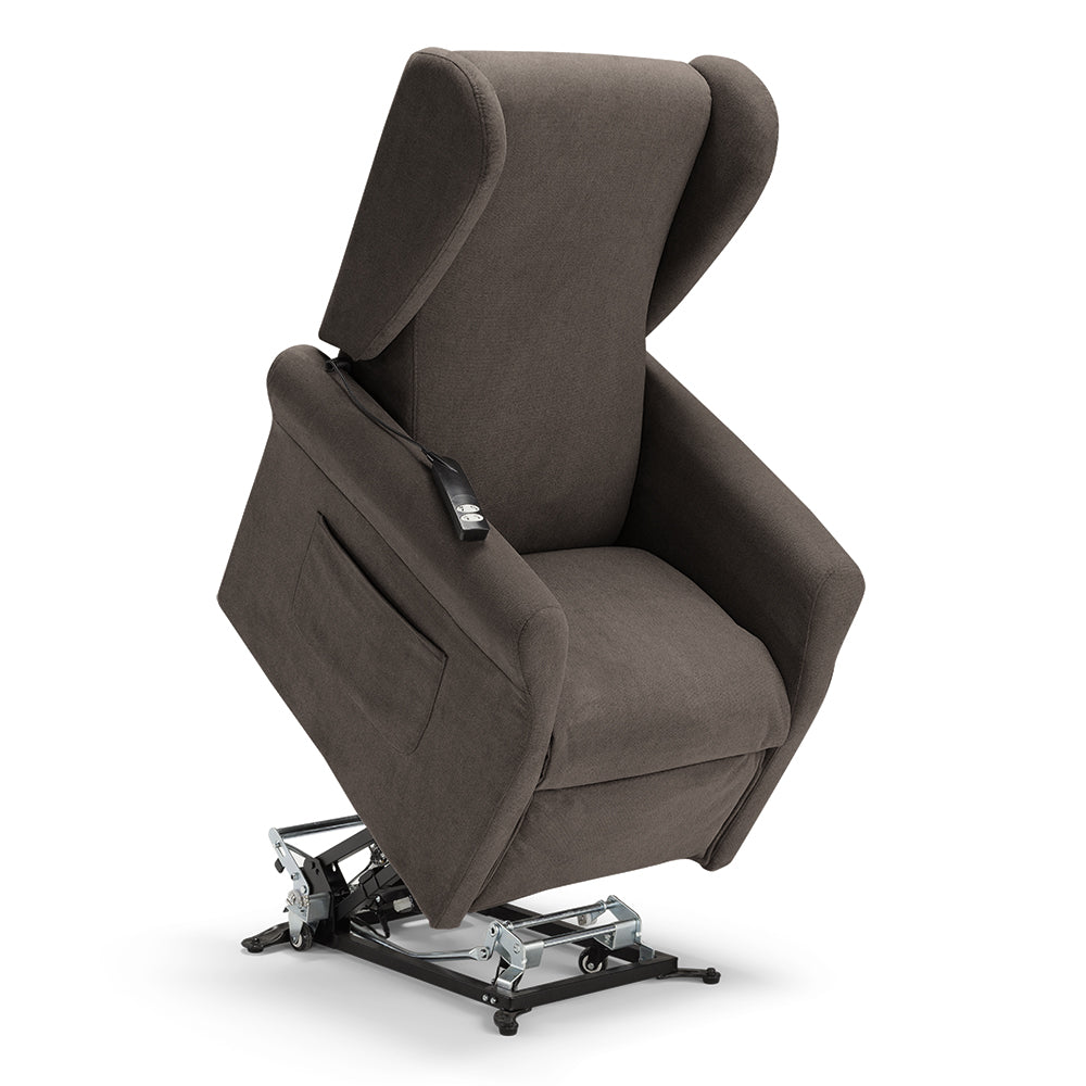 Poltrona relax elettrica PISA MADE IN ITALY per anziani e disabili, 2 motori, 4 ruote, reclinazione e alzapersona, Tessuto Antimacchia, colore Fango