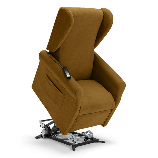 Poltrona relax elettrica PISA MADE IN ITALY per anziani e disabili, 2 motori, 4 ruote, Kit Batteria, reclinazione e alzapersona, Tessuto Antimacchia, colore Mango