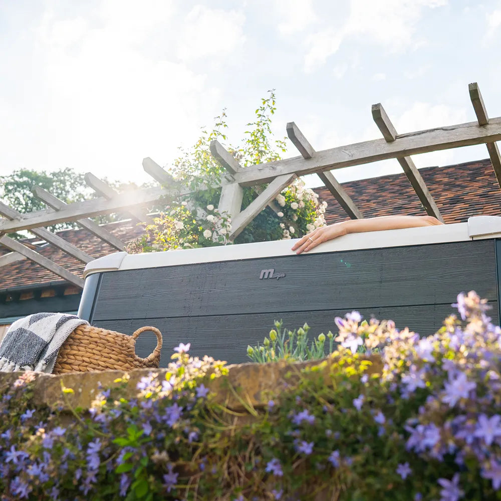 Tempo Style - Piscina Idromassaggio Quadrata MSpa Oslo Plus F-OS063WP (6 Posti) | 180 x 180 x 65cm | 1150 litri | 120 getti d'aria massaggianti a 3 velocità | Copertura termica inclusa