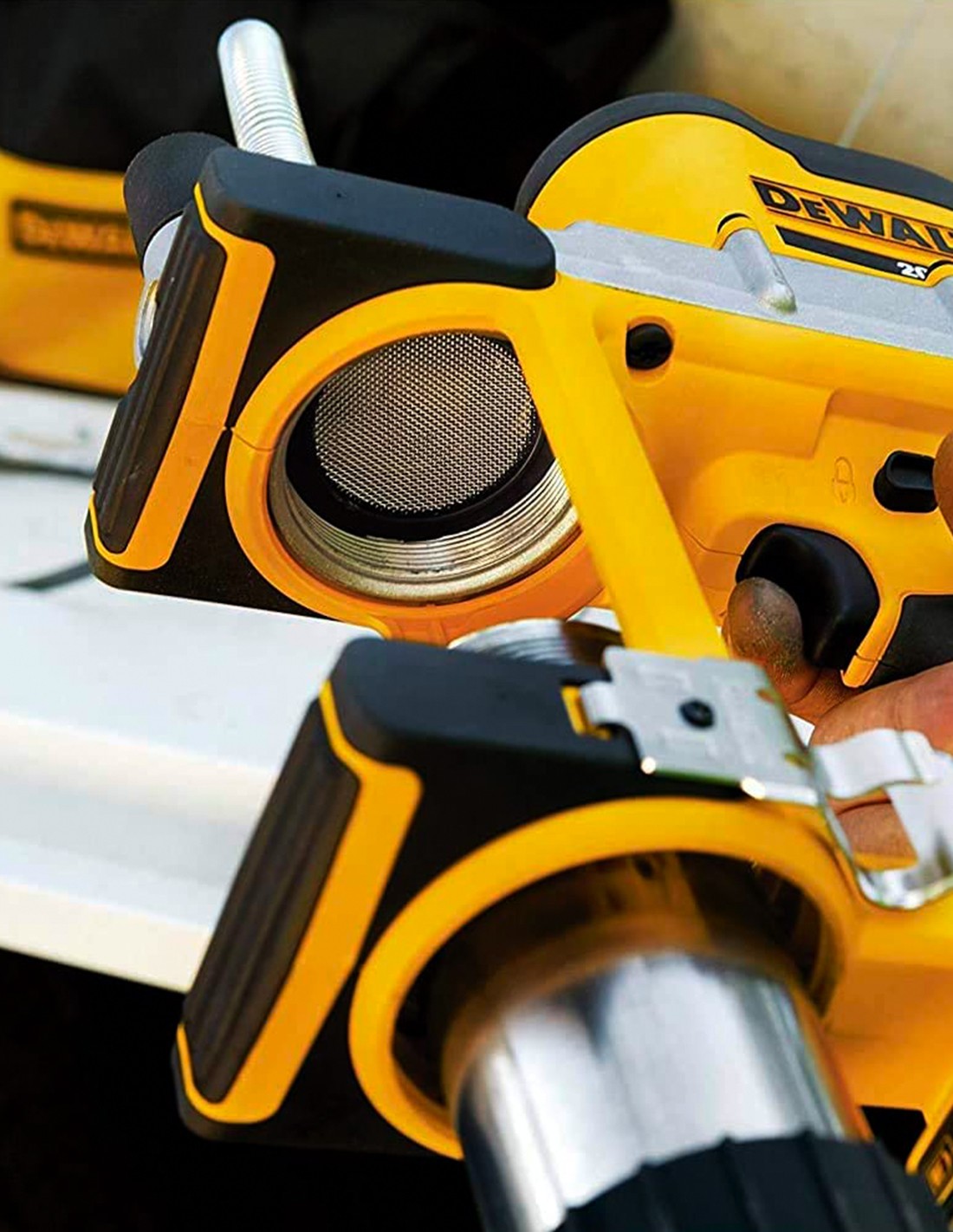 Pistola per il grasso DeWALT DCGG571M1 (1 x 4,0 Ah + DCB115 + Valigetta)