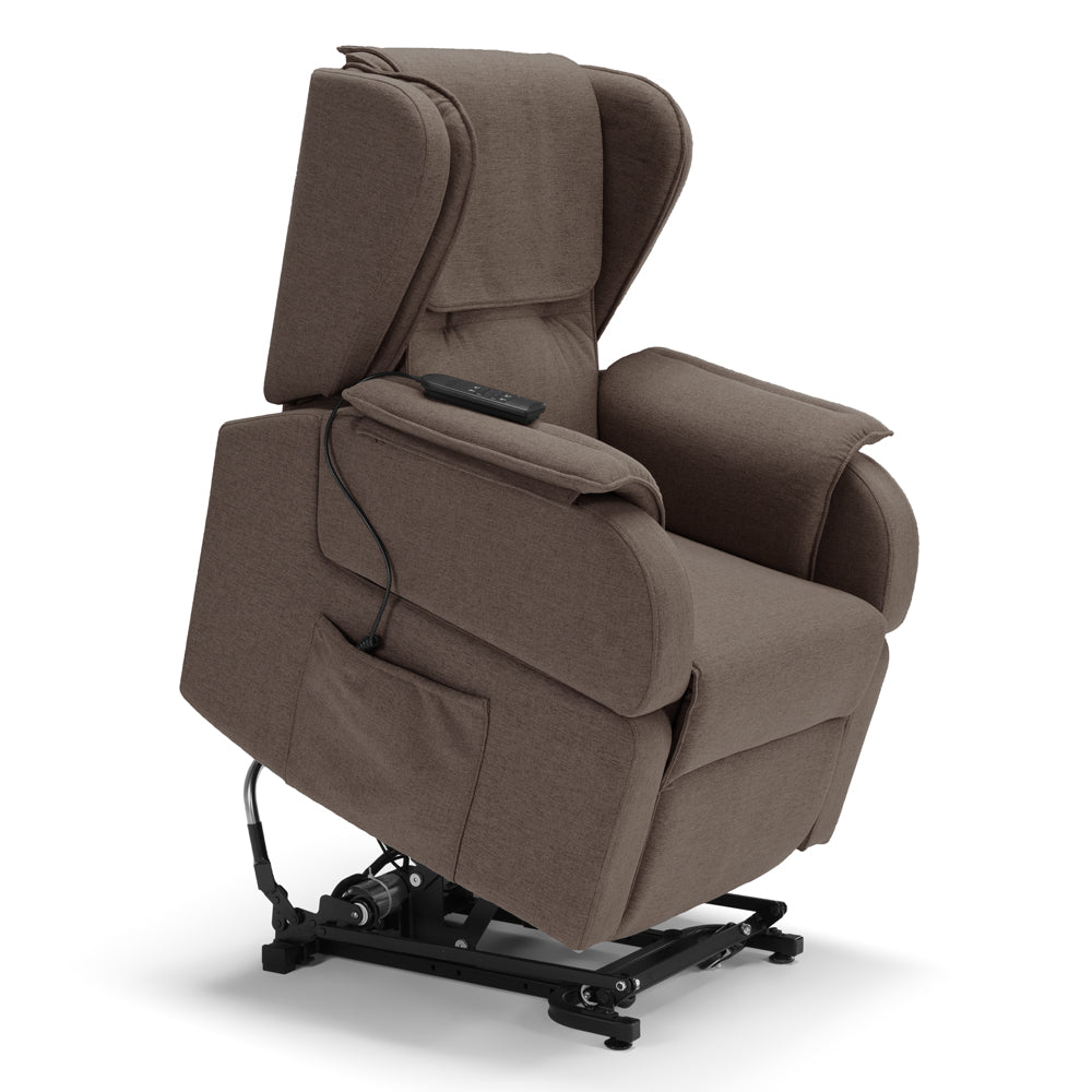 Poltrona relax elettrica Berlino per anziani, 2 motori, 4 ruote, Kit Batteria, reclinazione e alzapersona, Tavolino di Servizio, braccioli estrabili, Tessuto Antimacchia, colore Fango
