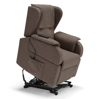 Poltrona relax elettrica Berlino per anziani, 2 motori, 4 ruote, Kit Batteria, reclinazione e alzapersona, Tavolino di Servizio, braccioli estrabili, Tessuto Antimacchia, colore Fango