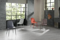 E-STYLO Sedia in polipropilene grigio scuro e gambe in metallo grigio scuro, 46cm X 55cm H. 80cm.