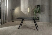 E-STYLO Tavolo allungabile con top nero fumè in vetro temperato e gambe in metallo nero, 90cm X 160 / 240cm H. 76cm.