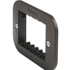 Bticino living now supporto con valva di protezione per placche modulari *** numero posti 3 moduli, confezione 1