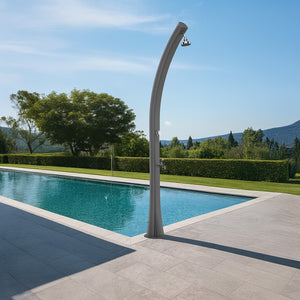 Doccia Solare in Polietilene HD Grigia RAL7037 Serbatoio 25L Soffione Rotondo Ø10 cm Lavapiedi e Rubinetti in Ottone - STARMATRIX RIO-SS0935-GRAY