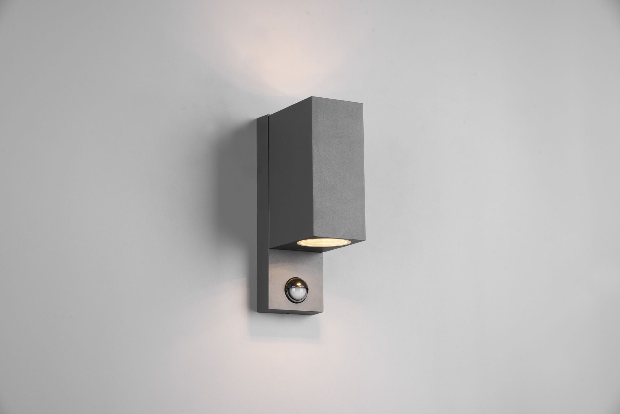 ROYA APPLIQUE DA ESTERNO FUSIONE ALLUMINIO SQUADRATA ANTRACITE A BI-EMISSIONE CON SENSORE DI MOVIMENTO IP44 H.22CM 2 LUCI ATTACCO GU10
