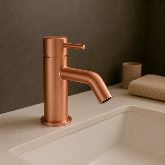 Rubinetto lavabo bagno in acciaio inox 316L color oro rosa dal design moderno e raffinato per ambienti eleganti marchio SINED modello RUBINETTO-LAVABO-LEVANTE-BASSO-ORO-ROSA