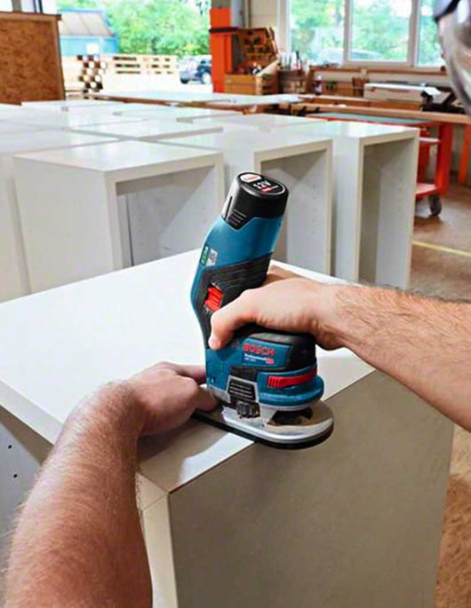 Rifilatore BOSCH GKF 12V-8 (2 x 3,0 Ah + GAL12V-40 + L-Boxx 136)