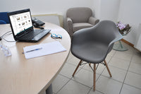 Sedia in plastica grigia, poltrona con piedi in legno (2 pz)  SD01DAPL