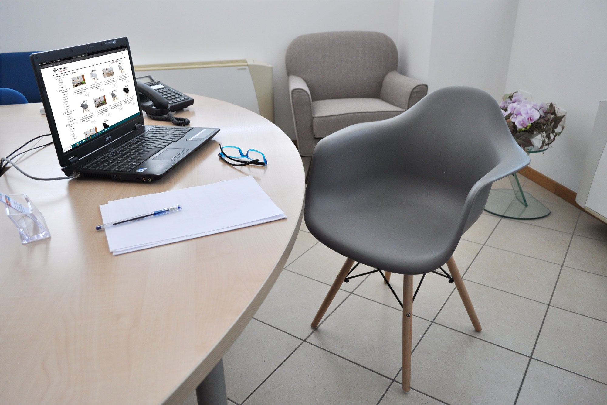 Sedia in plastica grigia, poltrona con piedi in legno (2 pz)  SD01DAPL