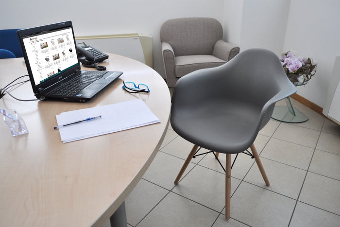 Sedia in plastica grigia, poltrona con piedi in legno (2 pz)  SD01DAPL