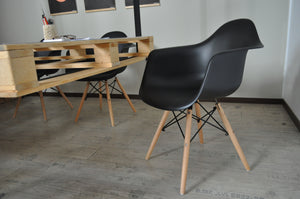 Sedia in plastica nera, poltrona con piedi in legno (2 pz)  SD10DAPL