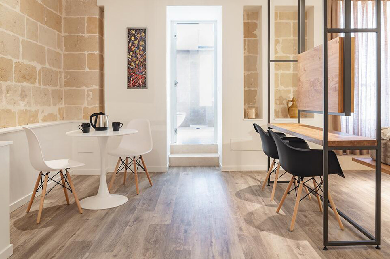 Sedia in plastica nera, poltrona con piedi in legno (2 pz)  SD10DAPL