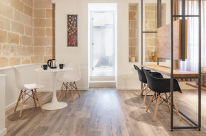 Sedia in plastica nera, poltrona con piedi in legno (2 pz)  SD10DAPL