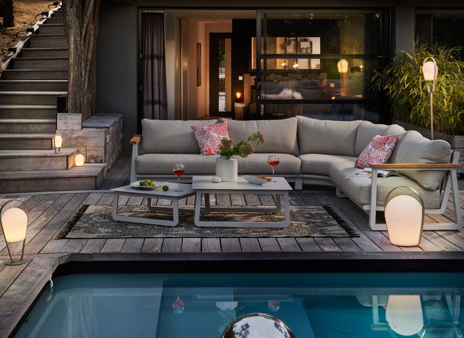 SINED Set Divano Angolo 6 Posti in Alluminio e Teak FSC con Cuscini Idrorepellenti 2 Tavolini Abbinati Colore Crema Uso Esterno-Interno - Modello BRA