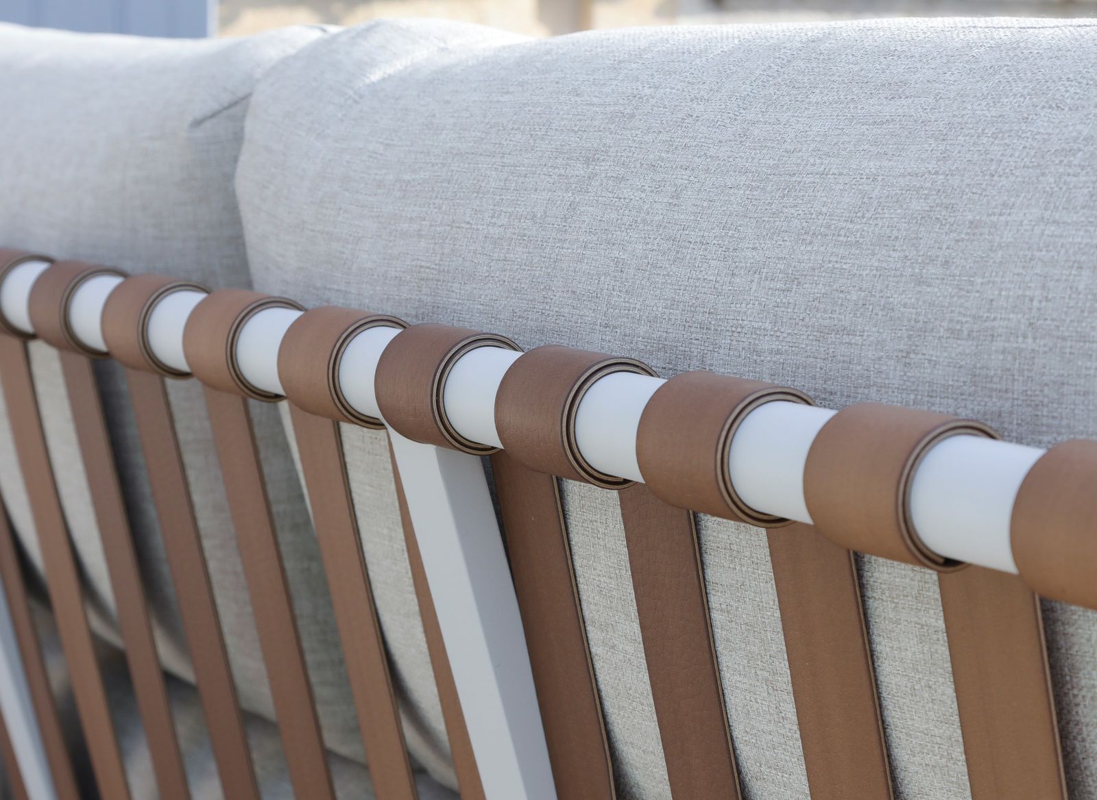 SINED Set Divano Angolo 6 Posti in Alluminio e Teak FSC con Cuscini Idrorepellenti 2 Tavolini Abbinati Colore Crema Uso Esterno-Interno - Modello BRA