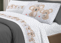 Completo Lenzuola Letto Pensieri Delicati 100% Cotone Dis. Koala Family - Piazza E Mezza - Grigio