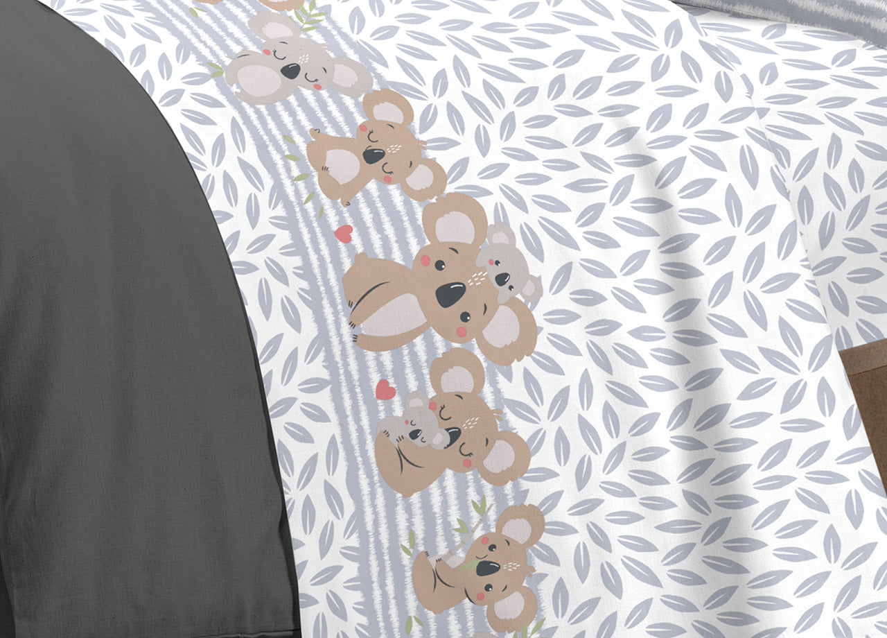 Completo Lenzuola Letto Pensieri Delicati 100% Cotone Dis. Koala Family - Piazza E Mezza - Grigio
