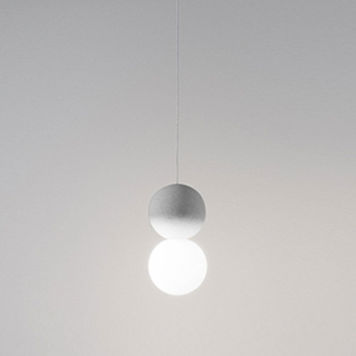 Sfera - Lampada a sospensione singola con sfera in cemento grigio chiaro e vetro opale - 1XG9 max 1X7W, montatura bianca, IP20