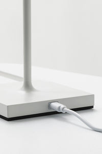 Lampada a led da tavolo Siesta rosa portatile e ricaricabile IP54