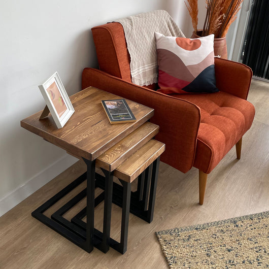 Set di 3 Tavolini Sovrapponibili 'Rørvig' Tavolini Laterali con Piani in Legno di Pino Verniciato [en.casa]