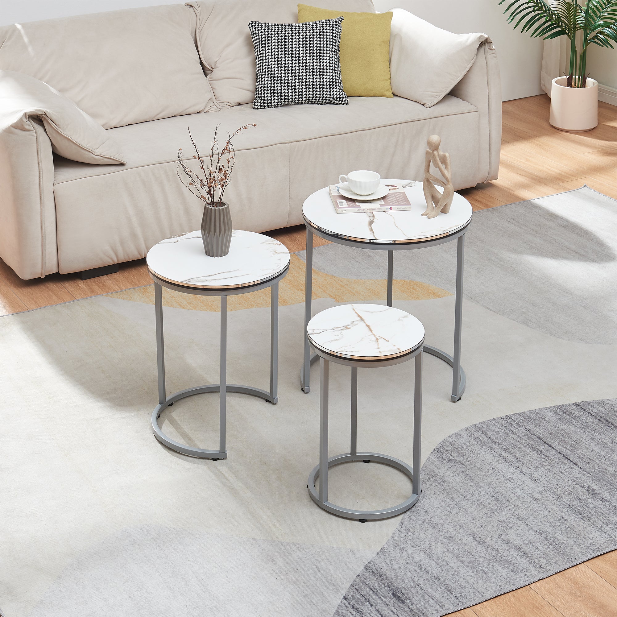 Set Bornholm 3 Tavolini Sovrapponibili con Piani Rotondi in Effetto Marmo Bianco [en.casa]