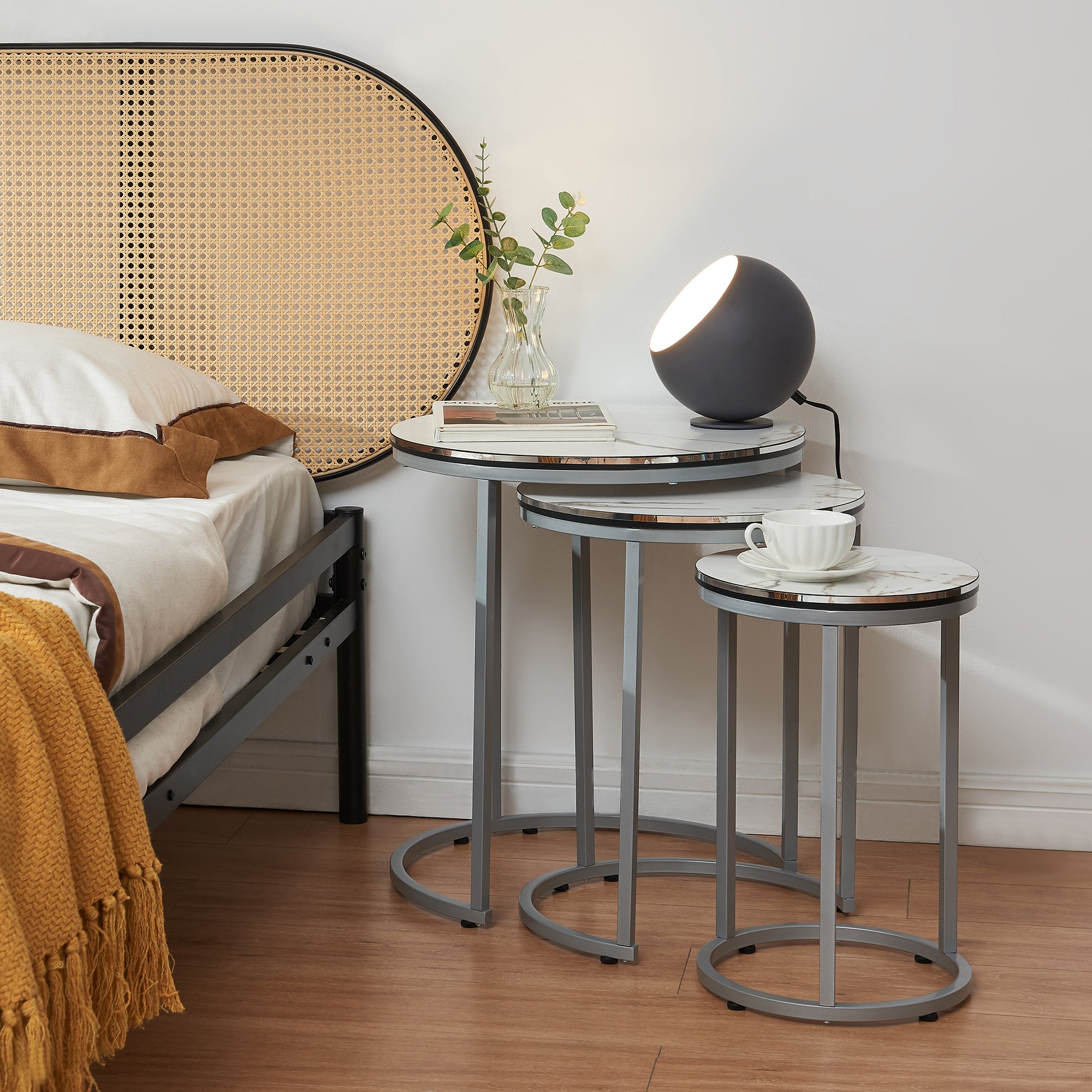 Set Bornholm 3 Tavolini Sovrapponibili con Piani Rotondi in Effetto Marmo Bianco [en.casa]