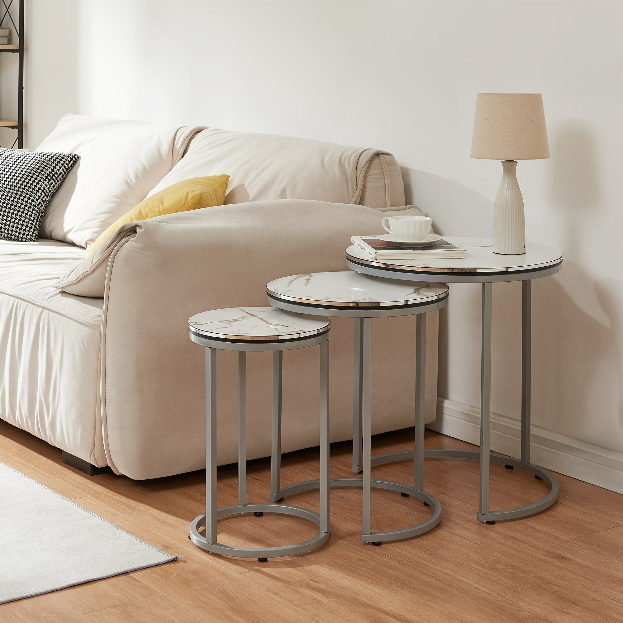 Set Bornholm 3 Tavolini Sovrapponibili con Piani Rotondi in Effetto Marmo Bianco [en.casa]