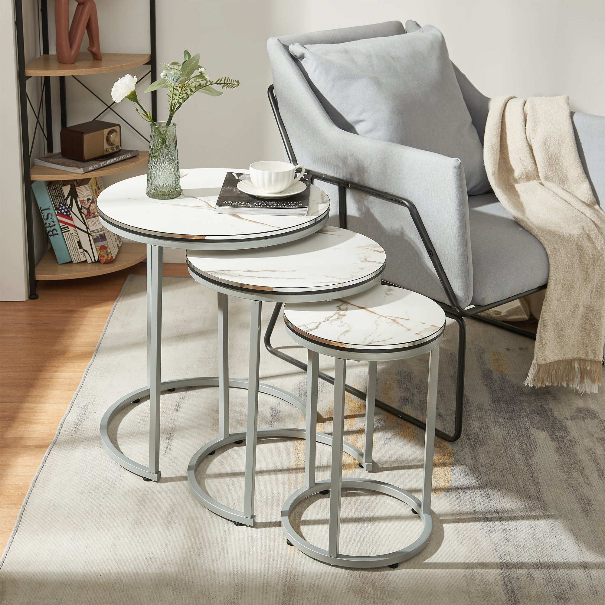 Set Bornholm 3 Tavolini Sovrapponibili con Piani Rotondi in Effetto Marmo Bianco [en.casa]