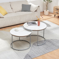 Set Skagen 2 Tavolini Sovrapponibili con Piani Rotondi e Telaio in Metallo - Effetto Marmo Bianco / Argentato [en.casa]