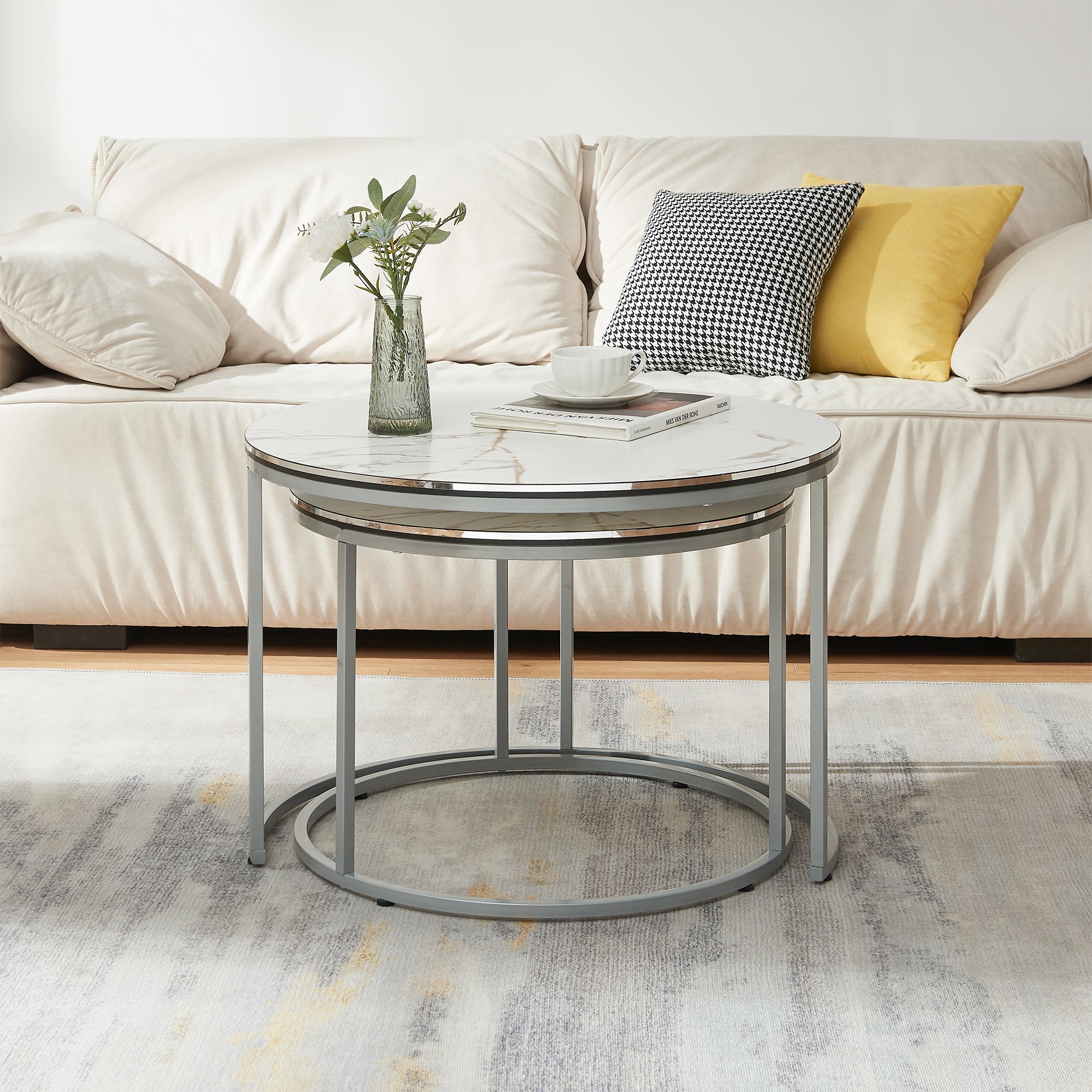 Set Skagen 2 Tavolini Sovrapponibili con Piani Rotondi e Telaio in Metallo - Effetto Marmo Bianco / Argentato [en.casa]