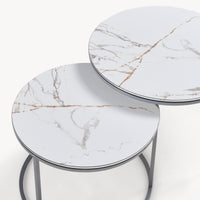 Set Skagen 2 Tavolini Sovrapponibili con Piani Rotondi e Telaio in Metallo - Effetto Marmo Bianco / Argentato [en.casa]