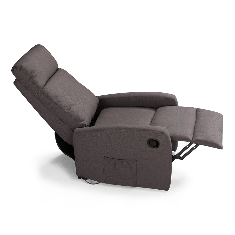 Poltrona relax manuale Seattle per anziani con poggiapiedi, sistema reclinazione, dimensioni contenute ideale per piccoli spazi, rivestimento in tessuto antimacchia idrorepellente, colore Fango