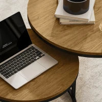 Set di 2 tavoli bassi ad incastro design industriale piano effetto cemento gambe in metallo marrone