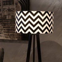 Lampada da Terra a Treppiede Newport Alta 140 cm Paralume Cilindrico - Bianco / Nero lux.pro