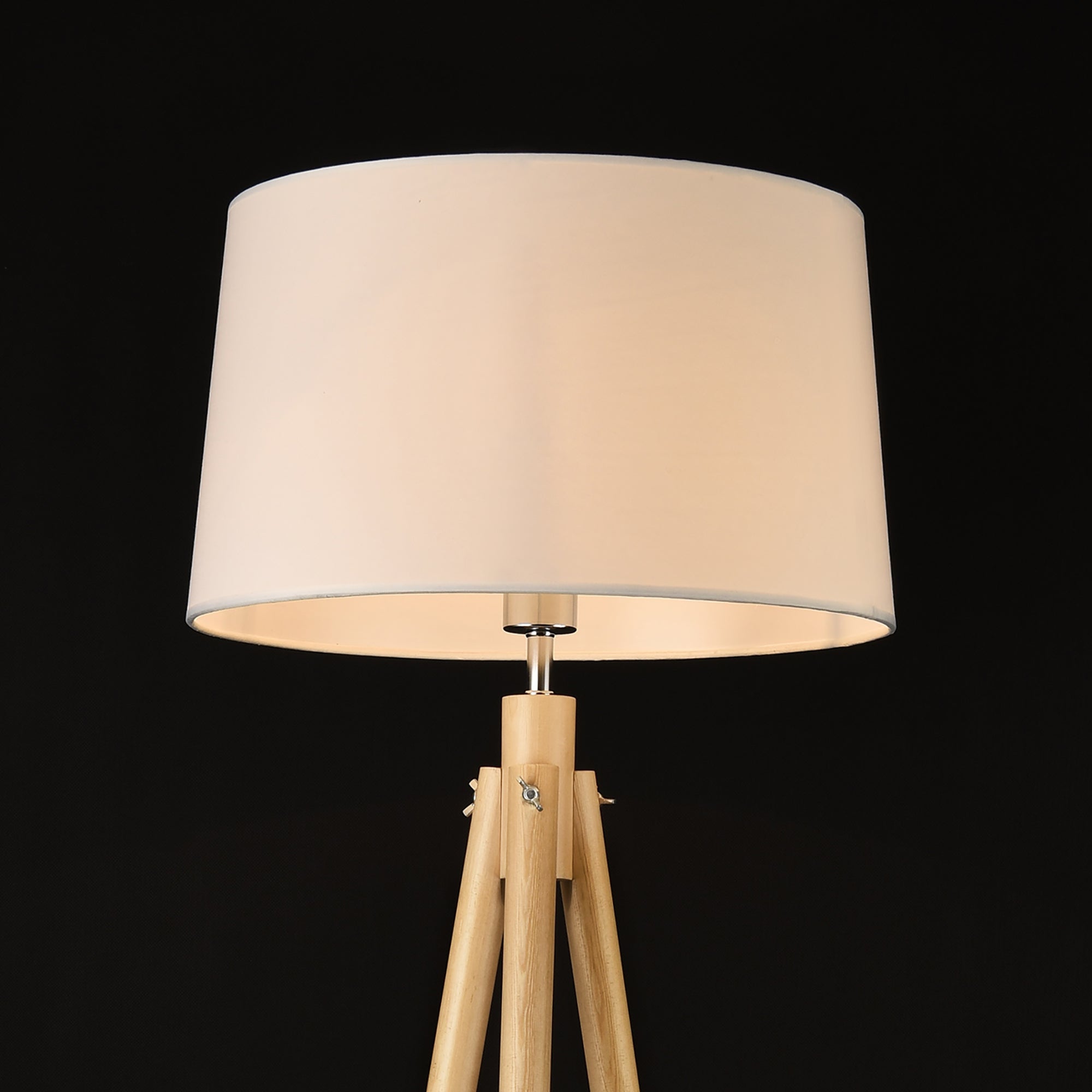 Lampada da Terra in Stile Treppiede Alta 153 cm Piantana Tripode con Paralume Conico in Tessuto Bianco e Gambe in Legno,