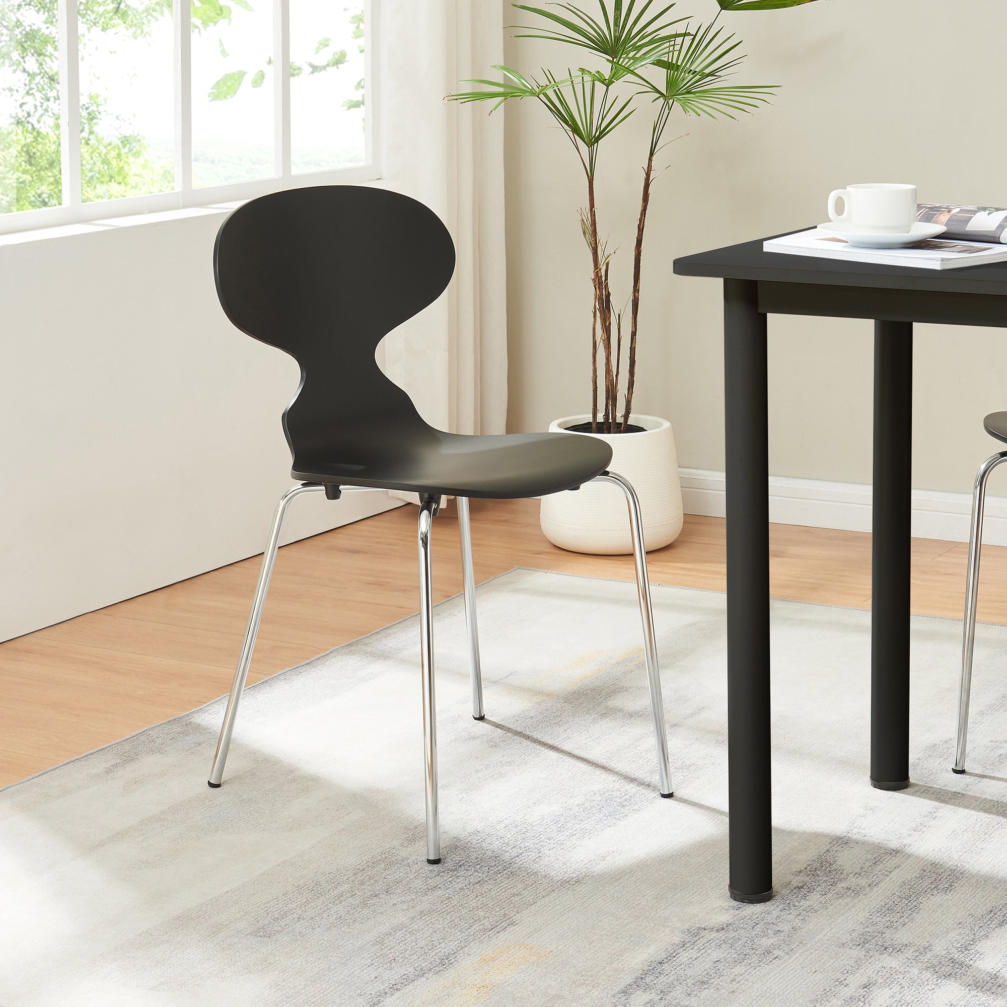 Set Kil di 4 Sedie Impilabili da Sala Pranzo - Nero / Cromato [en.casa]