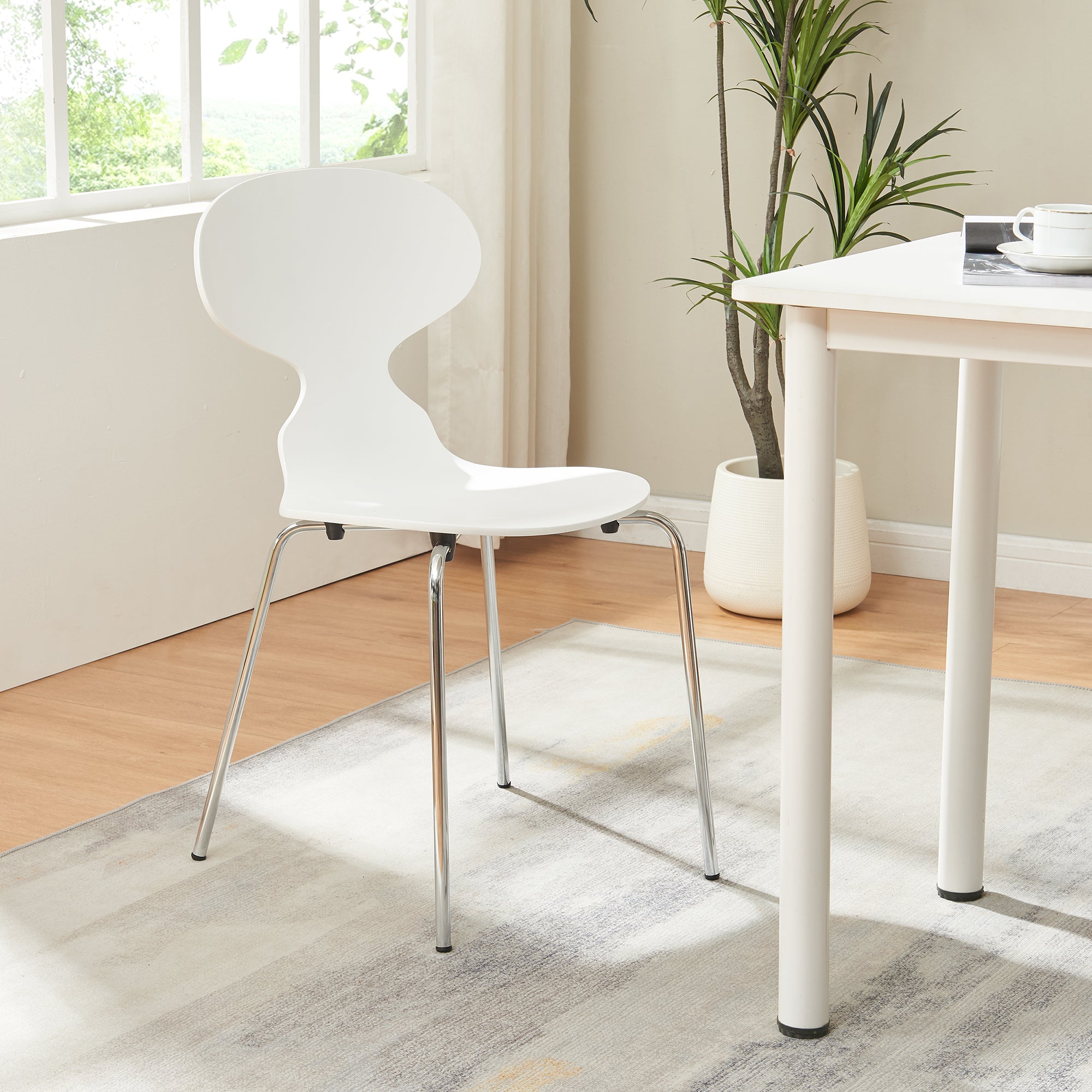 Set Kil di 4 Sedie Impilabili da Sala Pranzo - Bianco / Cromato [en.casa]