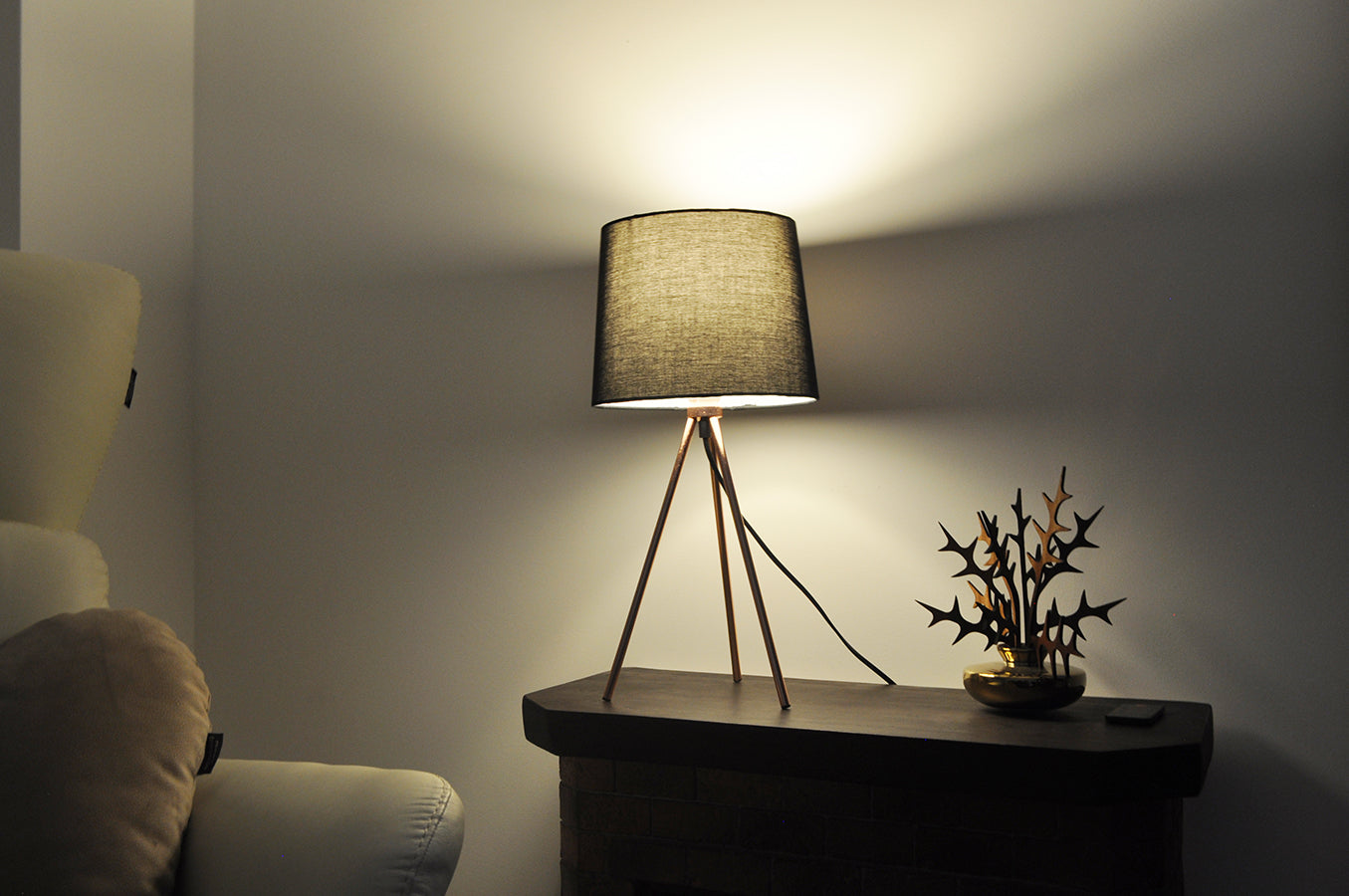 Lampada da tavolo con treppiede in metallo color oro rosa, abat jour mod. Michelle TL23MIPM