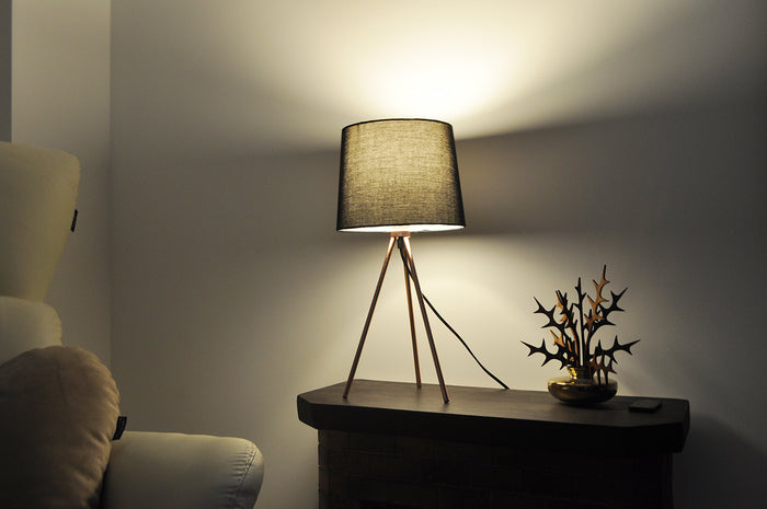 Lampada da tavolo con treppiede in metallo color oro rosa, abat jour mod. Michelle TL23MIPM