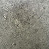 Tavolo rettangolare allungabile Rob con piano cemento e gambe in metallo nero