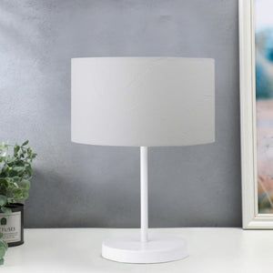 Lampada da Comodino 'Margate' Lampada da Tavolo con Paralume in PVC e Stelo in Metallo - Bianco - lux.pro