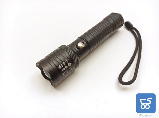 Torcia tattica militare 500 lumens Zoom batteria inclusa adattatore AC DC 12V auto incluso
